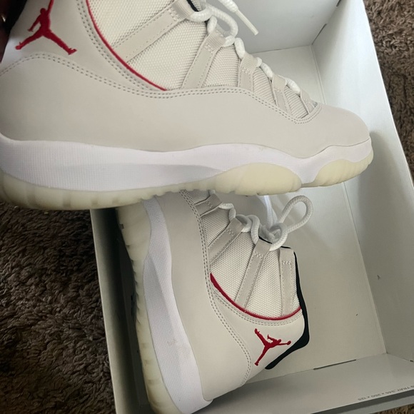 Size 10 jordans breeds only worn twice - Picture 2 of 4